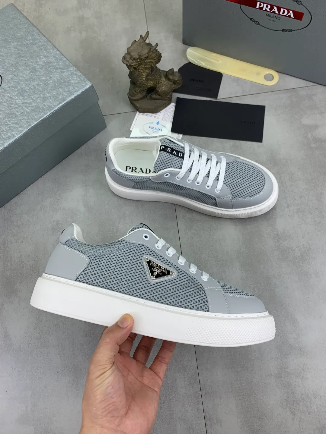Men's shoes 💰P580💰 [New style] High version official website popular models are on the market, 🆘 Trendy brand (Prada) mainly promotes popular models, avant-garde and versatile fashion men's shoes private version mold opening, cowhide surface splicing 1:1.. Fashionable and simple, original imported cowhide lining cowhide feet; the atmosphere and personality are more fashionable, eye-catching and pursuing class. It will subvert the old idea and be a must-have for fashion trendsetters with you! Must keep it for yourself! Tall and comfortable, large and low, high-end quality workmanship. Size: 38-44 6️⃣colors available.